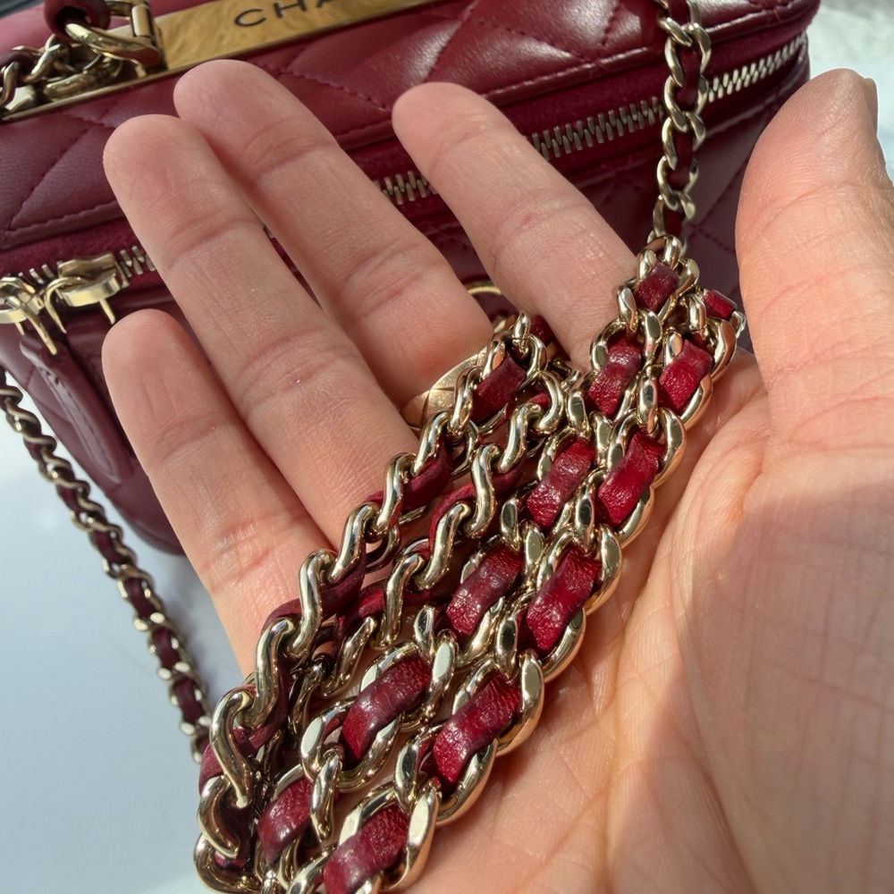 CHANEL Quilted Red Vanity Crossbody with Gold Hardware - Picture 6 of 9